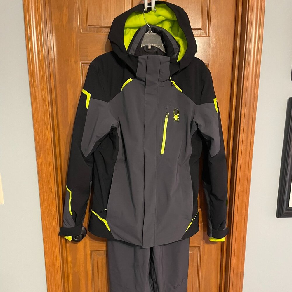 Mens small Spyder ski/snow/snowboarding set- jacket and pants in EUC